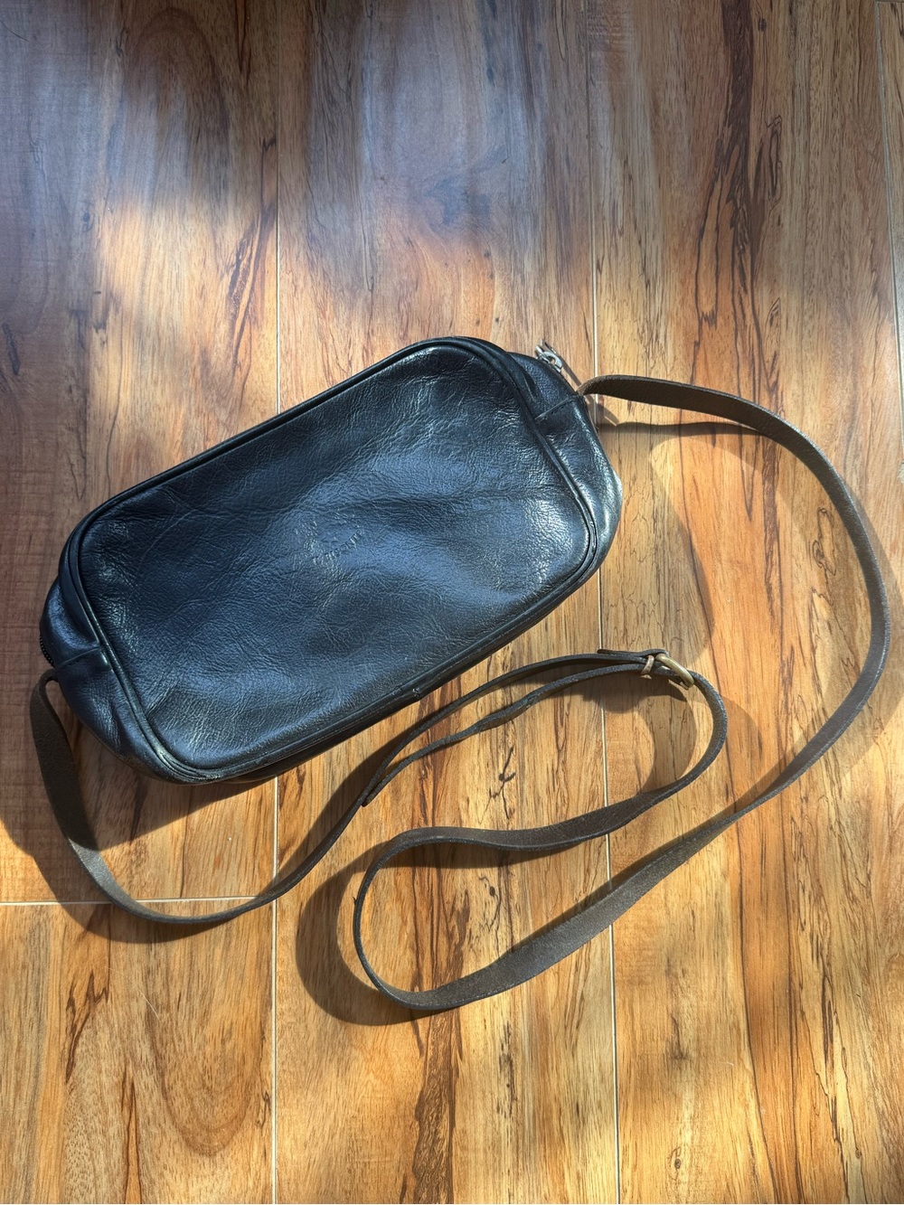 Vintage Il Bisonte black leather crossbody purse